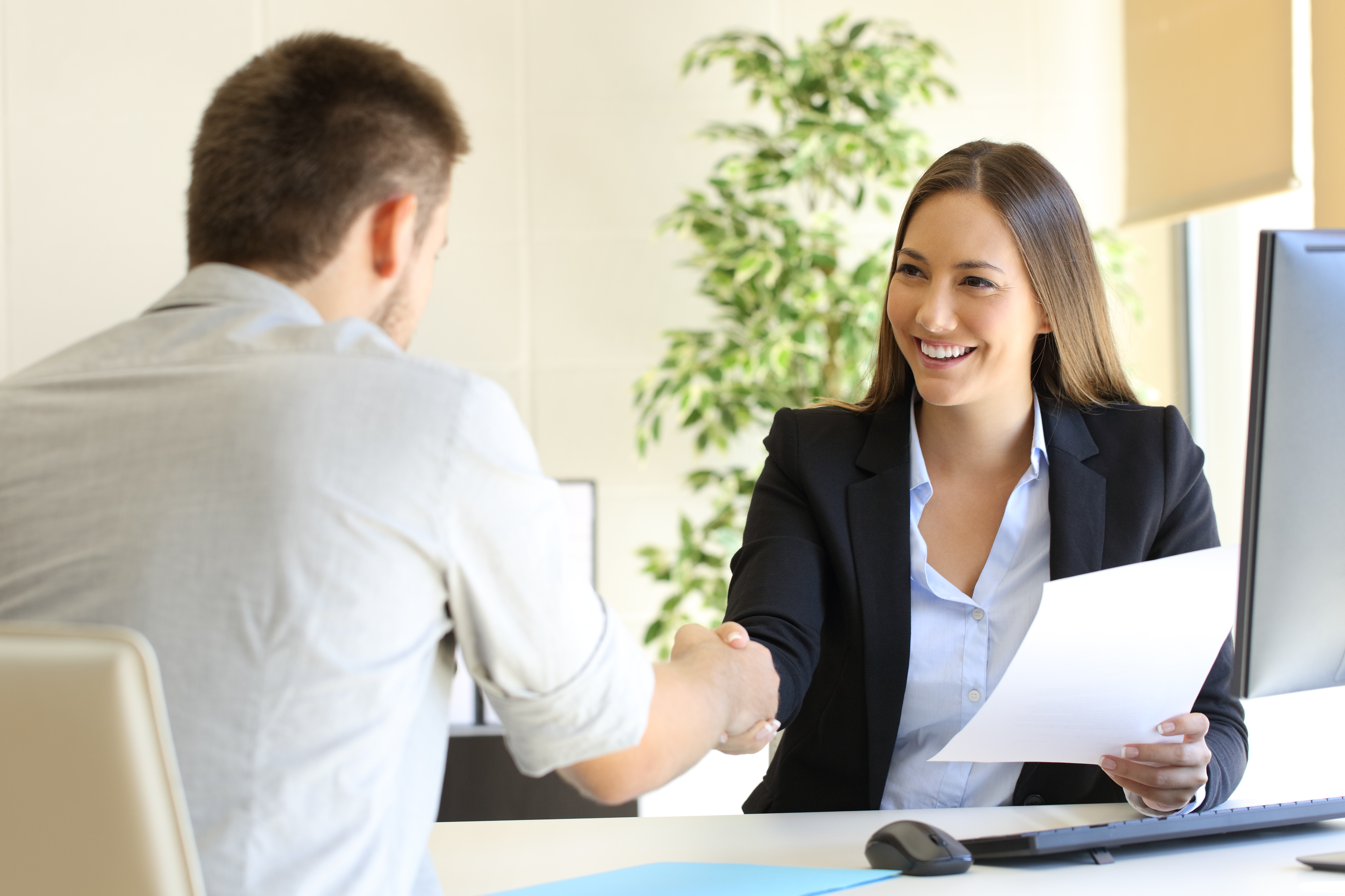 El inicio de la experiencia profesional para los jóvenes del país actualmente representa enfrentarse cara a cara con procesos de selección masivos, inmediatos y veloces. La demanda de las organizaciones de atraer el mejor talento a formar parte de sus planteles de forma rápida, sin duda han hecho que los requerimientos en dichos procesos sean 100% precisos.  Ver la imagen y la capacidad profesional de los candidatos son tan solo un par de aspectos capaces de percibirse en el desarrollo de una entrevista de 